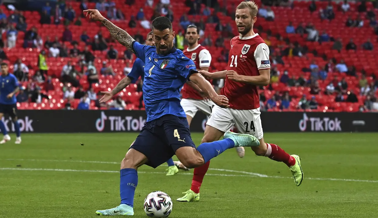 Peluang pertama Italia datang dari Leonardo Spinazzola. Ia berusaha melesatkan bola meski di sudut yang sempit dari sisi kiri kotak pinalti. Sayangnya tembakannya melebar dari gawang Danile Bachmann. (Foto: AP/Pool/Ben Stansall)
