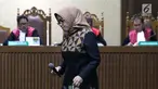 Terdakwa dugaan suap kesepakatan kontrak kerja sama pembangunan PLTU Riau-1, Eni Maulani Saragih saat sidang pembacaan tuntutan di Pengadilan Tipikor, Jakarta, Selasa (22/1). Eni Maulani Saragih dituntut 8 tahun penjara. (Liputan6.com/Helmi Fithriansyah)