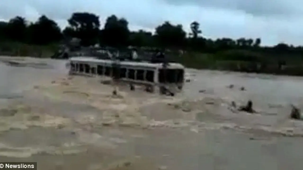 Bus terseret banjir di India. (Newslion/Daily Mail)