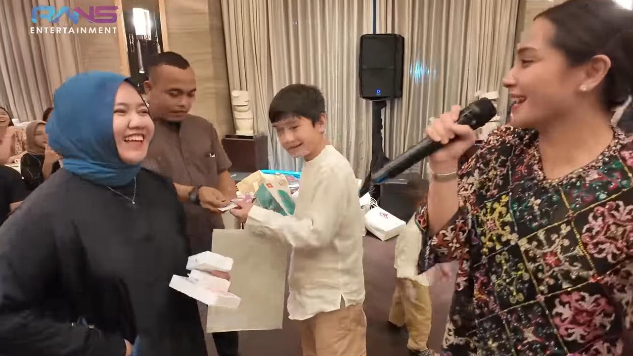 Nagita Slavina Kaget Rafathar Menang Undian Doorprize THR Untuk Karyawan Rans, Apa Hadiahnya?