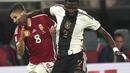 Bek Jerman, Antonio Rudiger berebut bola dengan pemain Hungaria Adam Nagy selama pertandingan UEFA Nations League di Red Bull Arena di Leipzig, Jerman, Jumat, 23 September 2022. Dengan hasil ini, Jerman turun peringkat ke posisi tiga Grup 3 dengan enam poin dari lima pertandingan. (AP Photo/Michael Sohn)