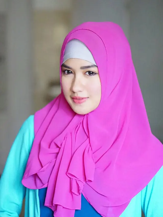 6 Potret Ochi Rosdiana 'Anak Band' Tampil Berhijab, Bikin Pangling