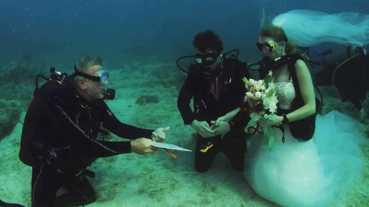 Beda Dari yang Lain, Pasangan Ini Menikah Dibawah Laut