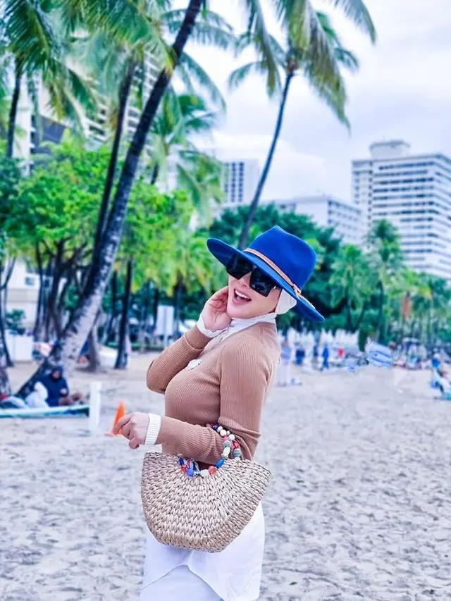 Gaya Casual Syahrini saat Liburan di Hawaii, Tas Ratusan Ribu Curi Perhatian