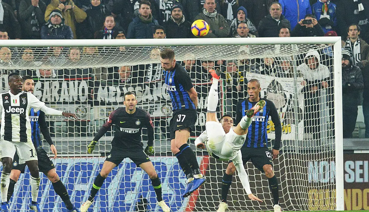 Striker Juventus, Cristiano Ronaldo, melakukan tendangan salto saat melawan Inter Milan pada laga Serie A di Stadion Allianz, Turin, Jumat (7/12). Juventus menang 1-0 atas Inter Milan. (AP/Andrea Di Marco)