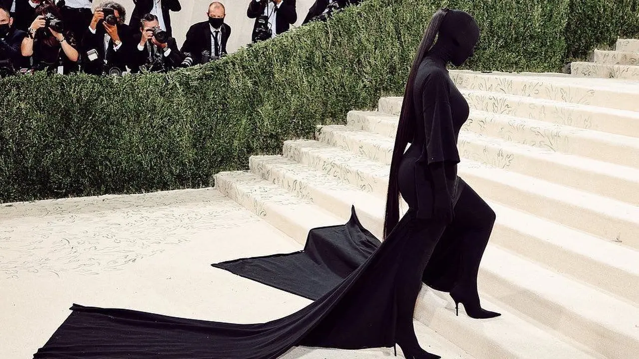 6 Potret Kim Kardashian Pakai Outfit hingga Tutupi Wajah, Tak Hanya di Met Gala