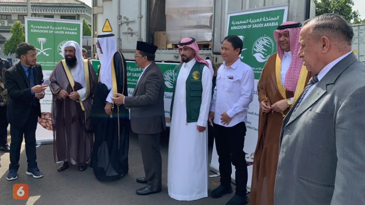 Duta Besar Arab Saudi Faisal Abdullah H. Amodi bersama Wakil Menteri Agama Zainut Tauhid Saadi melakukan penyerahan hadiah kurma di Asrama Haji Pondok Gede, Jakarta, Selasa (4/4/2023). (Liputan6.com/Alycia Catelyn)
