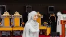Anisha Rosnah kembali tampil mendampingi sang suami, Pangeran Abdul Mateen bertugas. Di penampilan terbarunya, Anisha Rosnah mengenakan baju kurung abu-abu dengan bordir rumit yang cantik. Anisha Rosnah memadukan penampilannya dengan hijab abu-abu polos. [Foto: Instagram/anishaikkk]