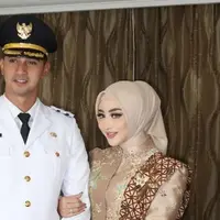 Potret Margin Wieheerm Tampil Anggun Berkebaya Dampingi Ali Syakieb. (instagram/marginw/alisyakieb)