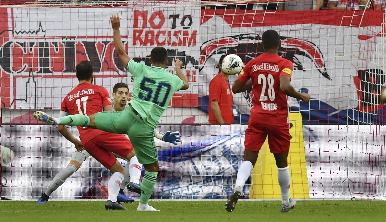 Gelandang Real Madrid, Eden Hazard saat memasukan bola ke gawang Red Bull Salzburg selama pertandingan persahabatan di Red Bull Arena, Austria (8/8/2019). Real Madrid menang tipis atas Red Bull Salzburg 1-0. (AP Photo/Kerstin Joensson)