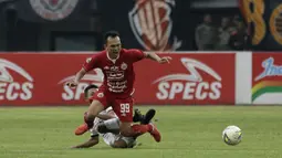 Gelandang Persija Jakarta, Rachmad Hidayat, berebut bola dengan pemain Tira Persikabo pada laga Shopee Liga 1 di Stadion Patriot Chandrabhaga, Bekasi, Minggu (3/11). Persija menang 2-0 atas Tira Persikabo. (Bola.com/Yoppy Renato)