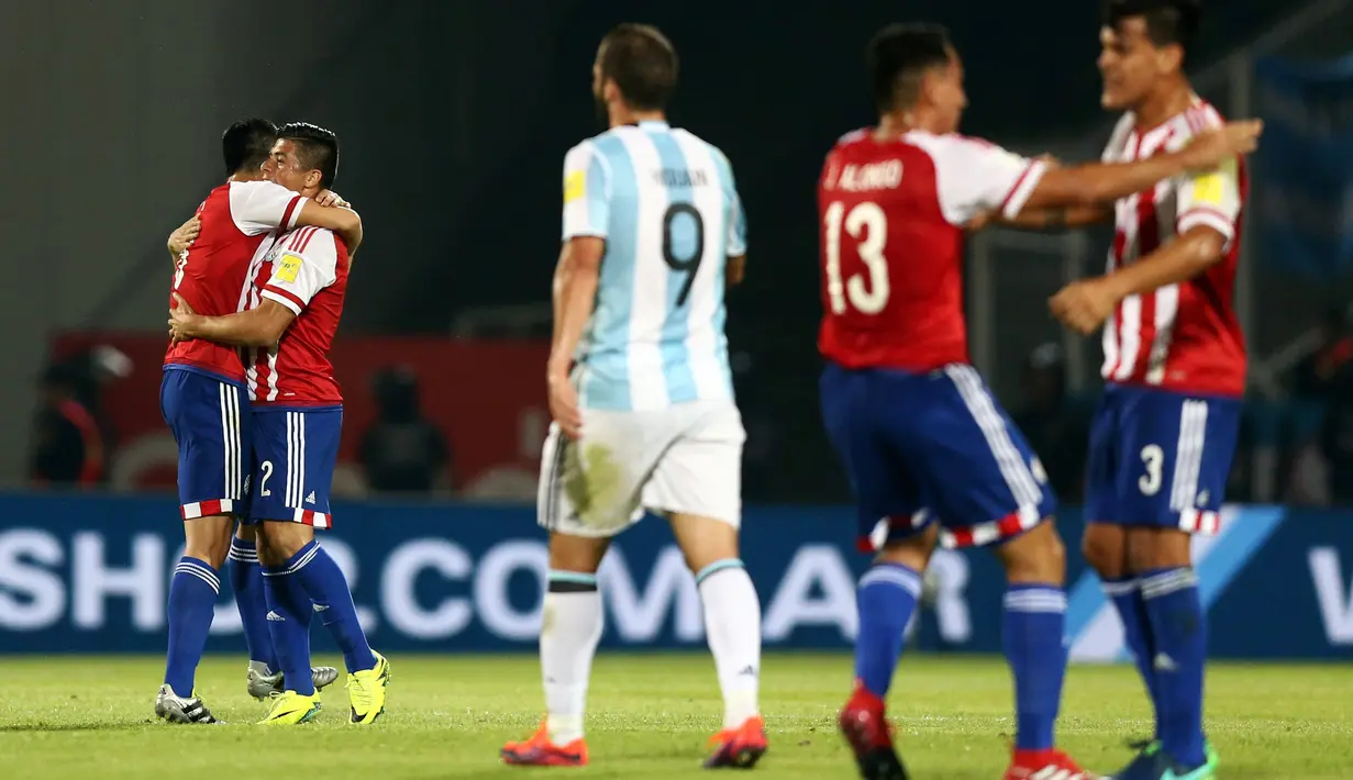 Para pemain Timnas Paraguay merayakan gol mereka pada pertandingan kualifikasi Piala Dunia 2018 di stadion Mario Kempes, Cordoba, Argentina (11/10). Gol semata wayang Paraguay berhasil dicetak Derlis Gonzalez pada babak pertama. (REUTERS/Marcos Brindicci)