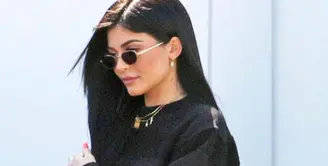 Satu pekan sudah kabar soal kehamilan Kylie Jenner tersebar di publik, dan belum ada pihak keluarga yang mengonfirmasi soal ini, termasuk Kylie dan Travis Scott itu sendiri. (Instagram/kyliejenner)