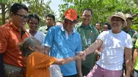 Dalam kesempatan itu, mantan Wakil Bupati Badung ini memberikan bantuan bedah rumah Rp 30 juta‎ kepada warganya Ni Nyoman Rosni. 