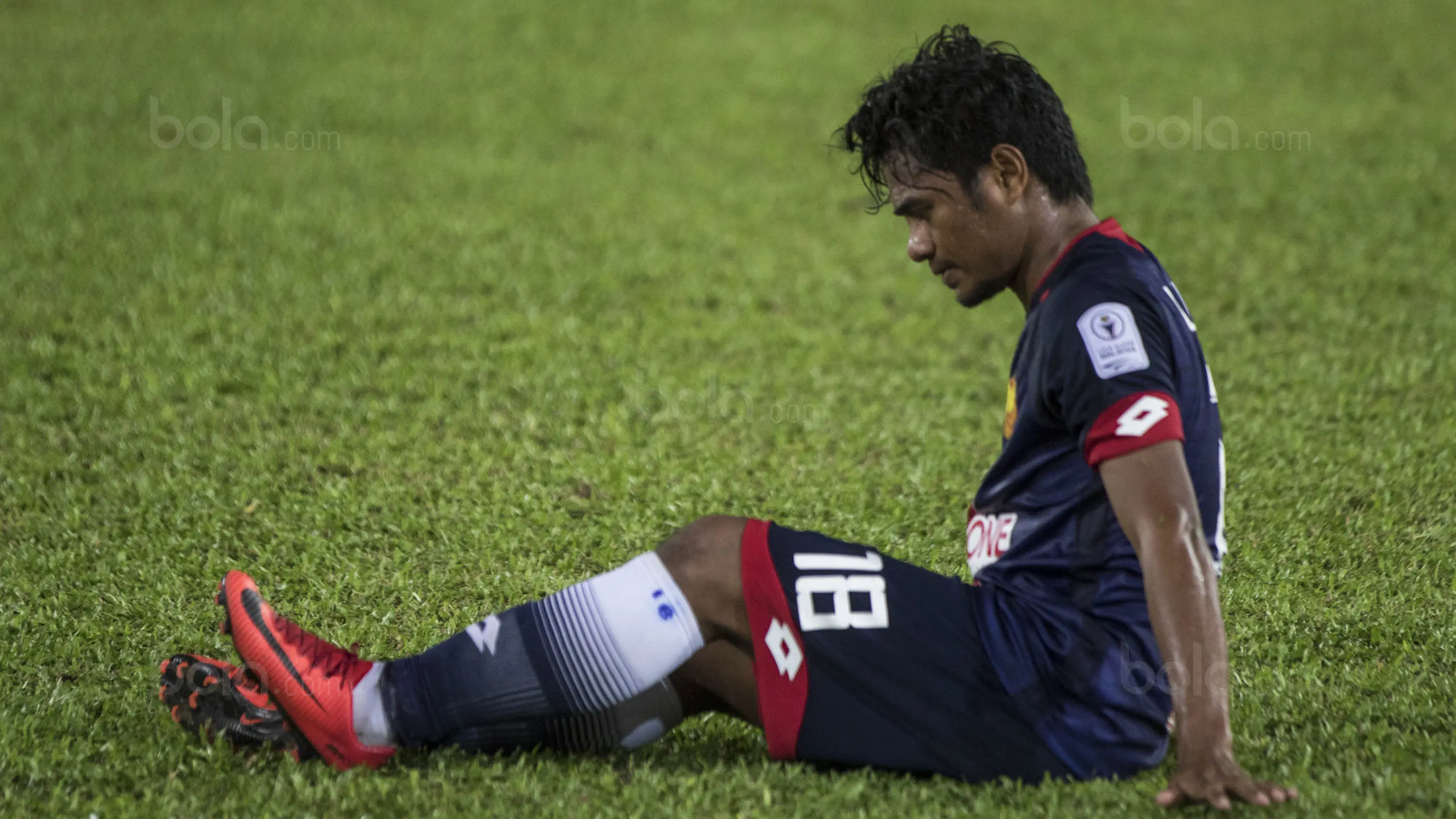 Gelandang Selangor FA, Ilham Udin Armaiyn, mengalami cedera saat melawan Kuala Lumpur FA pada laga Liga Super Malaysia di Stadion KLFA, Kuala Lumpur, Minggu (4/2/2018). Kuala Lumpur FA kalah 0-2 dari Selangor FA. (Bola.com/Vitalis Yogi Trisna)