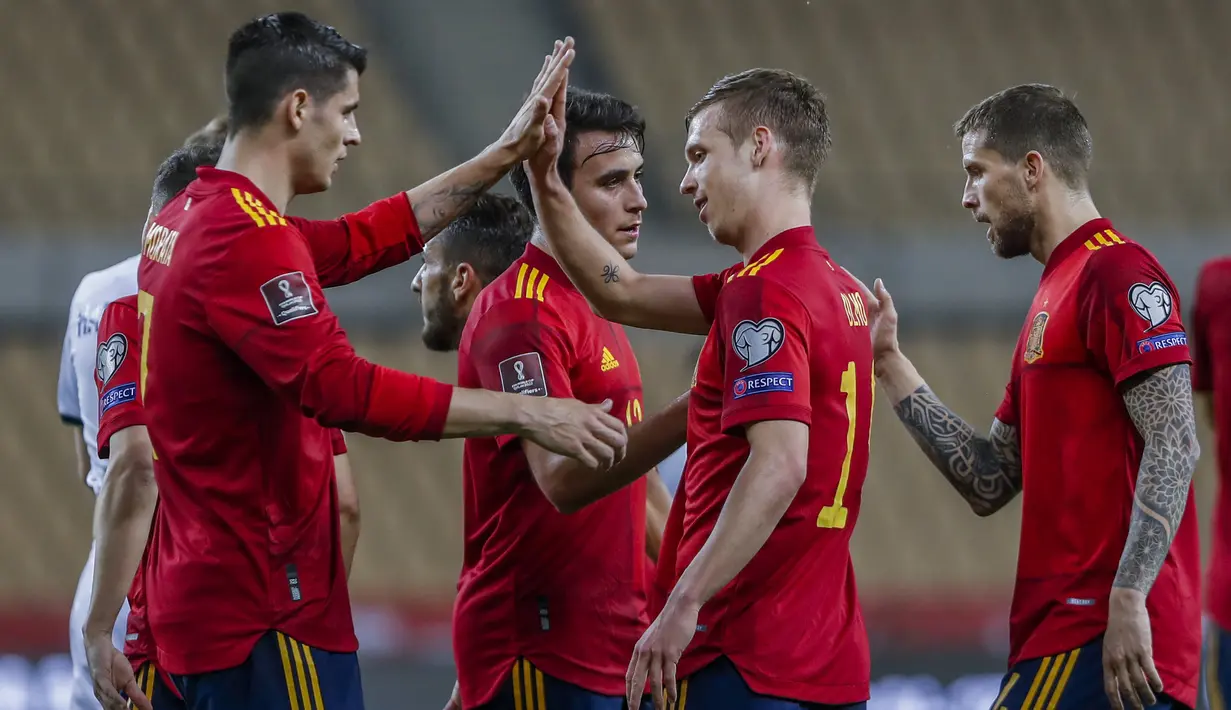 Para pemain Spanyol merayakan gol pertama ke gawang Kosovo yang dicetak striker Dani Olmo (tengah) dalam laga lanjutan Kualifikasi Piala Dunia 2022 Zona Eropa Grup B di La Cartuja Stadium, Sevilla, Rabu (31/3/2021). Spanyol menang 3-1 atas Kosovo. (AP/Miguel Angel Morenatti)