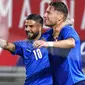 Pemain Italia Ciro Immobile (kanan) merayakan dengan rekan setimnya Lorenzo Insigne setelah mencetak gol ke gawang Republik Ceko pada pertandingan persahabatan internasional di Bologna, Italia, Jumat (4/6/2021). Italia menang 4-0. (AP Photo/Antonio Calanni)