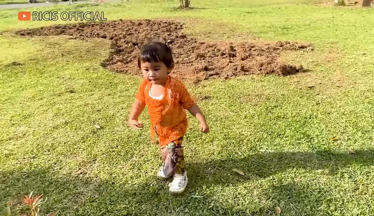Momen tersebut diunggah di kanal Youtube Ria Ricis yang berjudul 'NGAKAK LIAT MOANA PAKE KEBAYA!! Sampai Nyungsep'. [Instagram/Ricis Official]