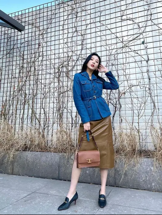 Kemeja denim yang dipadukan dengan leather midi skirt bisa membuat lookmu makin stunning. Cocok buat outfit ke kantor! (Instagram_imyour_joy).