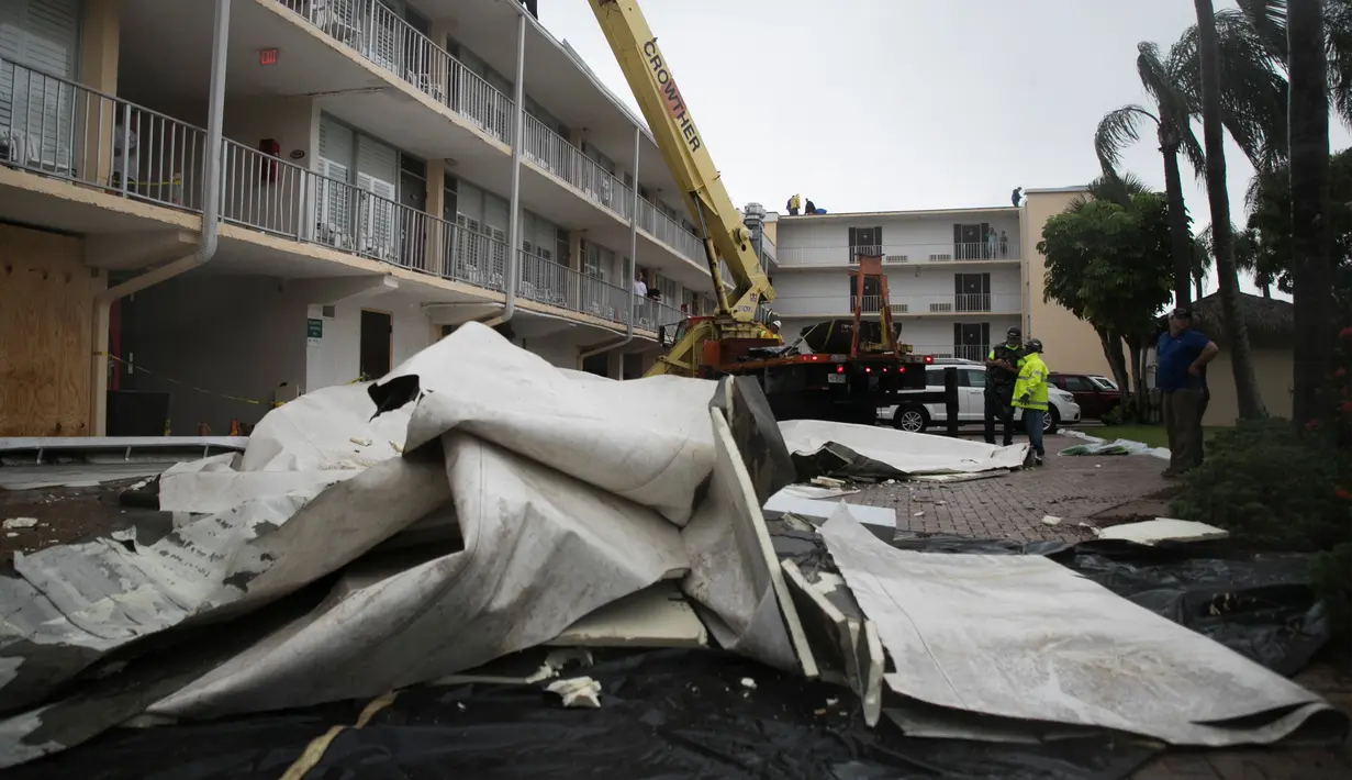  Atap Outrigger Resort ambruk akibat badai di Pantai Fort Myers, Florida, Senin (31/7). Badai Tropis Emily menghantam semenanjung Florida dan menyebabkan hujan lebat. (The News-Press via AP/Andrew West)