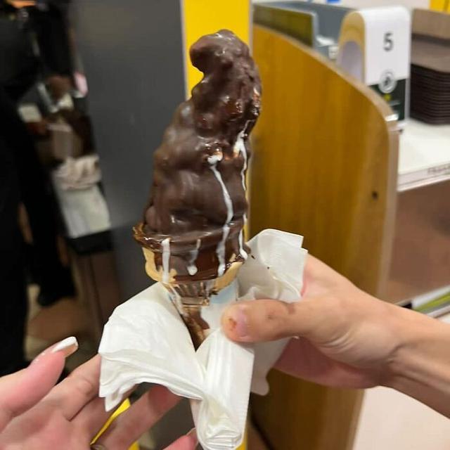 6 Momen Apes Saat Makan Es Krim, Gagal Kembalikan Mood Bahagia