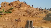 Militan ISIS menghancurkan makam Nabi Yunus di sebelah timur kota Mosul setelah mereka menguasai komplek masjid. (24/7/14) (REUTERS/Stringer)