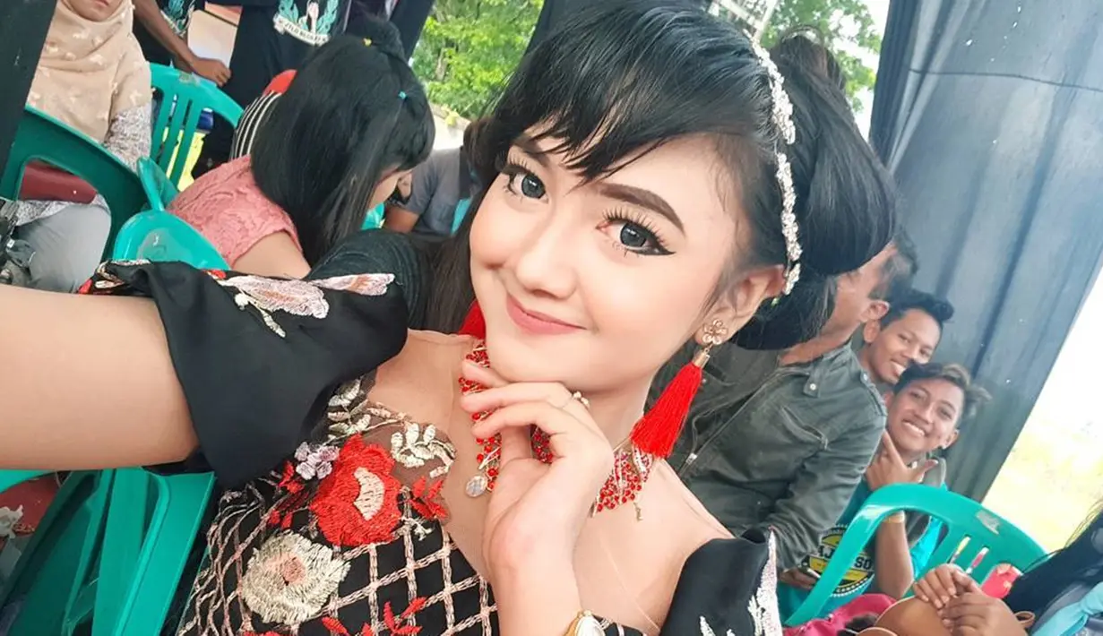 Penyanyi dangdut besutan New Pallapa ini kerap tampil menawan di atas panggung. Kariernya pun melejit dan beberapa kali tampil di acara televisi. Vallen(Liputan6.com/IG/@jihanaudy123_real)