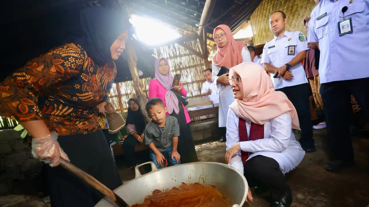 Bupati Banyuwangi Ipuk Fiestiandani (baju putih) melihat langsung membuatan gula semut (Istimewa)