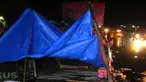 Akibat banjir yang tak kunjung surut, sejumlah lansia sakit dievakuasi ke posko kesehatan untuk mendapatkan penanganan medis.