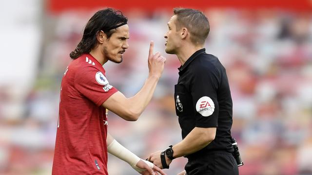 FOTO: Tumbang 1-2 dari Leicester City, Manchester United Relakan Tetangga Berpesta - Edinson Cavani; Wasit Craig Pawson