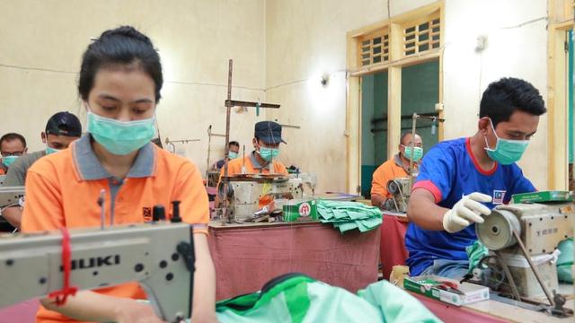 Banyuwangi Gandeng UMKM Produksi Ribuan Pakaian APD untuk Tenaga Medis