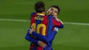 Striker Barcelona, Lionel Messi merayakan gol keduanya ke gawang Getafe bersama Pedri dalam laga lanjutan Liga Spanyol 2020/2021 pekan ke-32 di Camp Nou Stadium, Barcelona, Kamis (22/4/2021). Barcelona menang 5-2 atas Getafe. (AP/Joan Monfort)