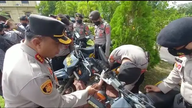 Sejumlah anggota Polres Kendari disuruh push-up Kapolres usai menemukan kendaraan dinas memiliki sejumlah kekurangan.k(Liputan6.com/Ahmad Akbar Fua)