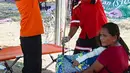 Sorang pasien korban gempa NTT mendapatkan perawatan sembari menunggu evakuasi menggunakan helikopter di Lamba Leda Utara, Nusa Tenggara Timur, Selasa, 18 Agustus 2026. (Basarnas)