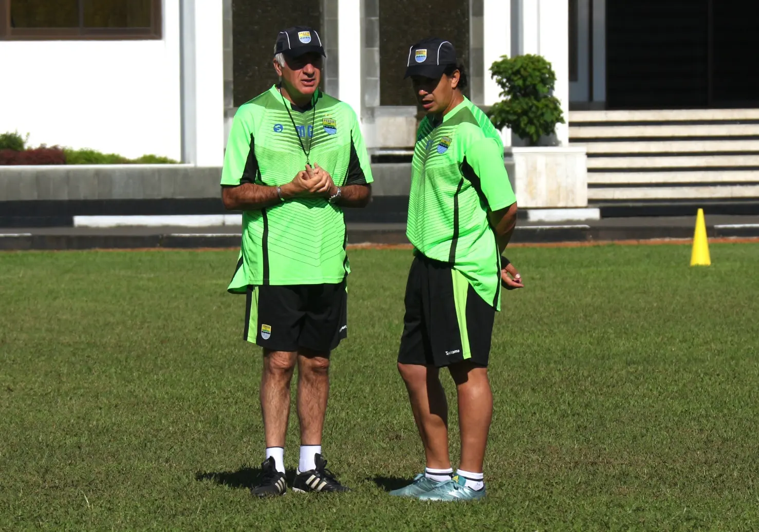 Pelatih Persib Bandung Mario Gomez dan asistennya, Fernando Soler (Liputan6.com/Kukuh Saokani)