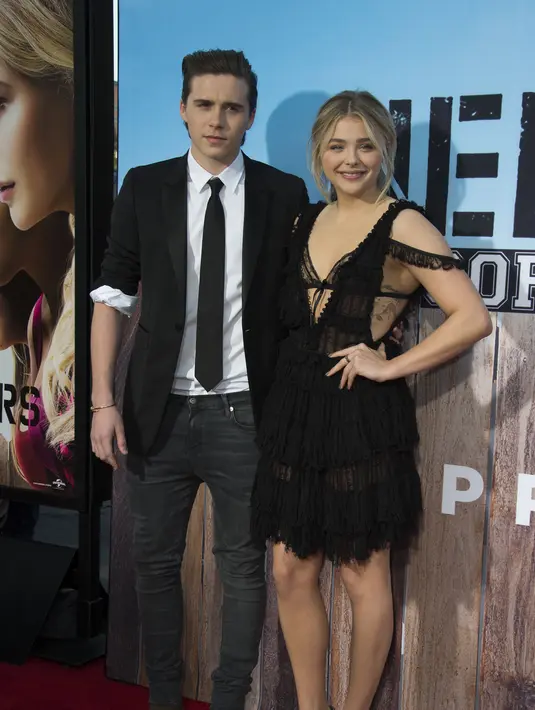 Kedekatan Chloe Moretz dan Brooklyn Beckham terus berlanjut. Mereka pun sudah memulai melangkah ke jenjang serius dengan bertemu keluarga Beckham. (AFP/Bintang.com)