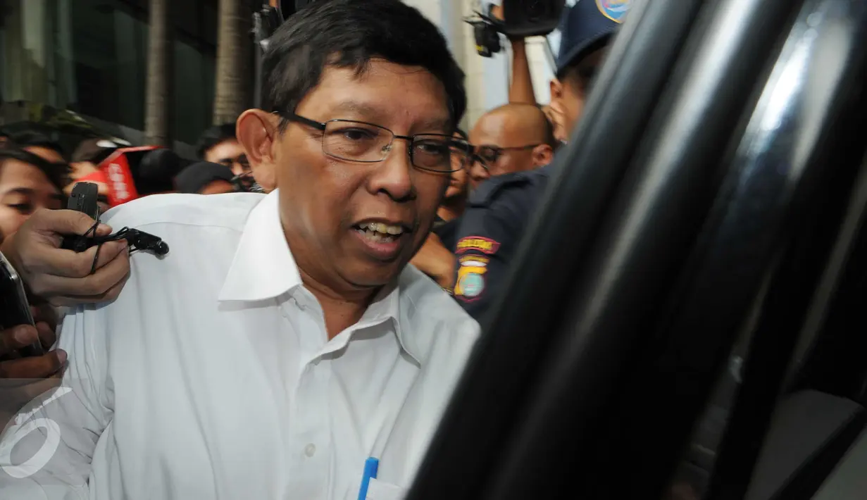 Direktur Jenderal Bina Marga Kementerian PUPR, Hediyanto W Husaini usai di periksa oleh KPK, Jakarta, (1/6). Dirjen Bina Marga diperiksa sebagai saksi pengusutan kasus dugaan suap proyek pembangunan jalan di Kementerian PUPR. (Liputan6.com/Helmi Afandi)