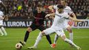 Pemain Bayer Leverkusen, Patrik Schick, berusaha melewati pemain West Ham United pada laga Perempat final Liga Europa di Stadion BayArena, Jumat (12/4/2024). (AP Photo/Martin Meissner)