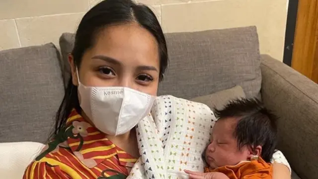 Nagita Slavina di kediaman Baim Wong