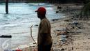 Warga melihat kondisi pantai Pasir Putih, Manokwari, Papua Barat yang dipenuhi sampah, Senin (15/8/2016). Kondisi ini bisa mengurangi daya tarik wisatawan lokal maupun mancanegara menikmati keindahan alam Papua Barat. (Liputan6.com/Helmi Fithriansyah)
