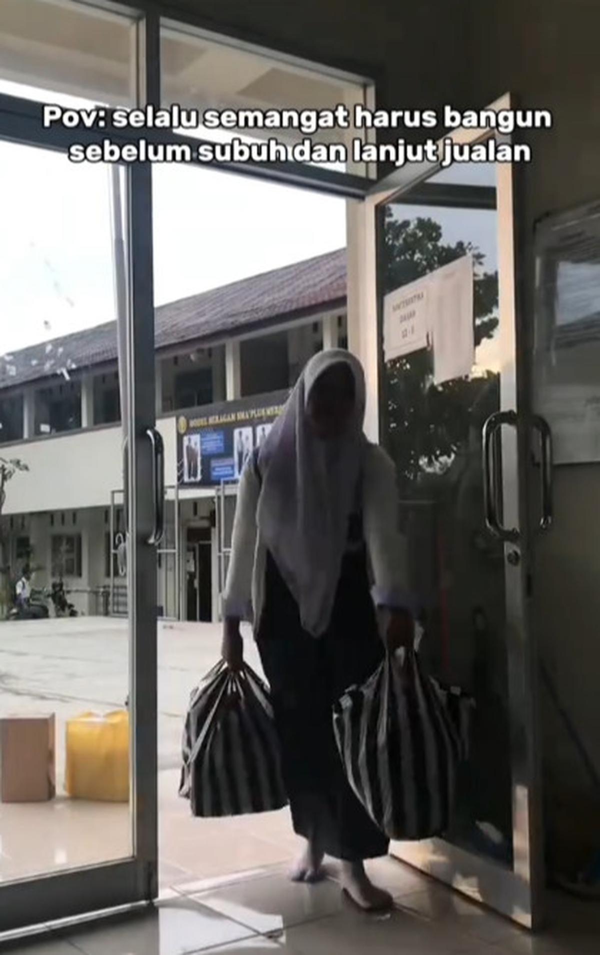Momen Para Siswa yang Bantu Temannya yang Jualan di Sekolah, Aksinya Banjir Pujian Warganet