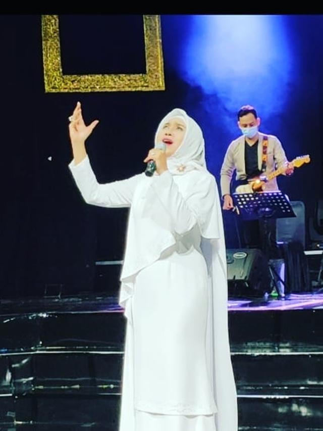 7 Potret Terbaru Dian Piesesha, Penyanyi Era 80-an yang Makin Anggun Berhijab