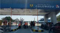 Petugas memeriksa fasilitas di gerbang tol Colomadu Karanganyar, Kamis (3/5 - 2018). (Solopos/Iskandar)
