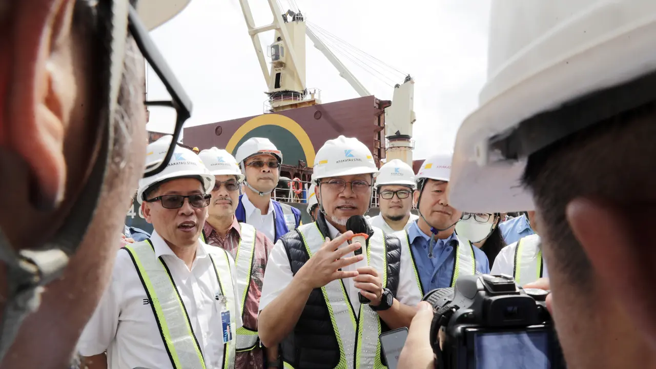 Menteri Perdagangan Zulkifli Hasan melepas pengiriman baja Hot Rolled Coil (HRC) milik PT Krakatau Steel (Persero) Tbk ke Italia