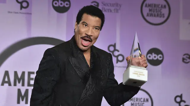 Lionel Richie Raih Penghargaan di American Music Awards 2022