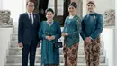 <p>Potret keluarga Jokowi dibalut wastra. Iriana Jokowi tampil seragam mengenakan kebaya bersama sang menantu, Erina Gudono. Keduanya kompak mengenakan kebaya bernuansa hijau, dengan siluet yang berbeda. [Foto: Instagram/kaesangp]</p>