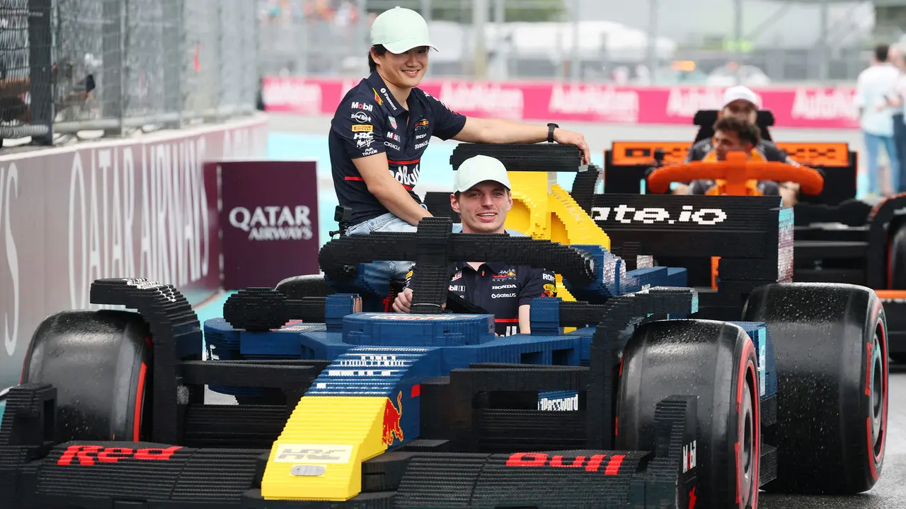 Foto: Momen Seru Para Pembalap Formula 1 Beradu Cepat dengan Mobil Lego sebelum GP Miami 2025