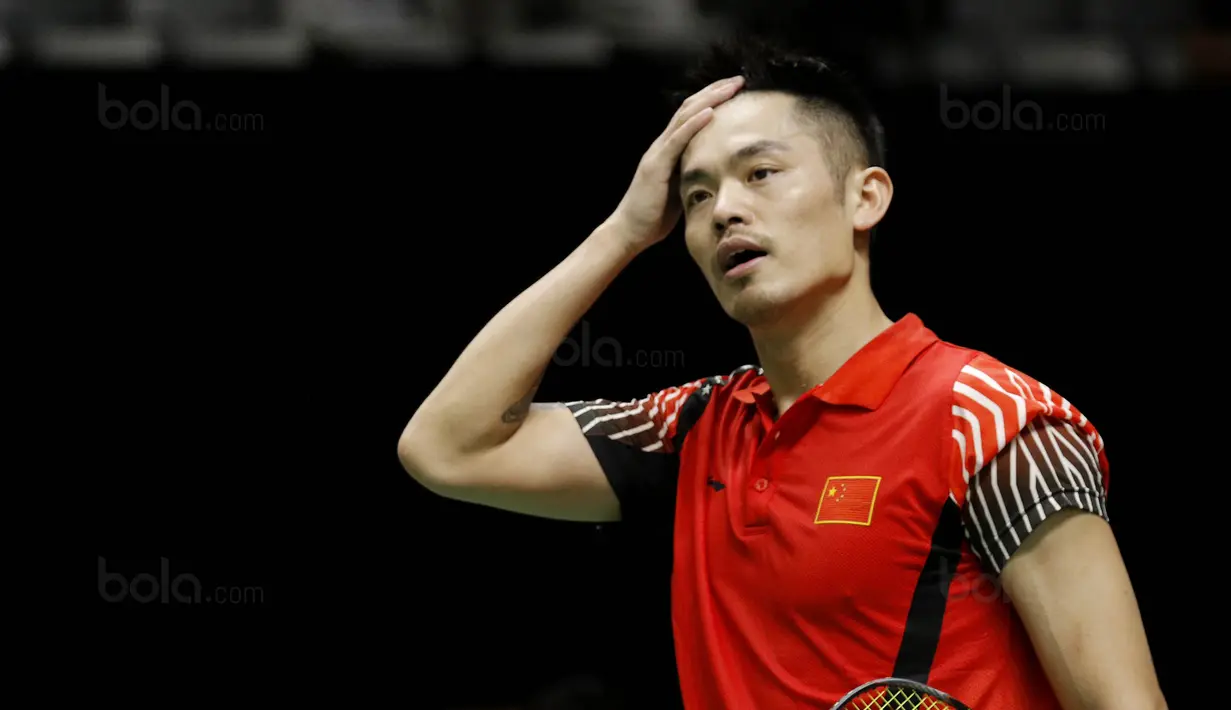 Tunggal putera Cina, Lin Dan, tampak kecewa usai disingkirkan wakil Thailand, Kantaphon Wangcharoen, pada laga Indonesia Masters 2018 di Istora Senayan, Rabu (24/1/2018). Lin Dan takluk 21-15 21-19. (Bola.com/M Iqbal Ichsan)