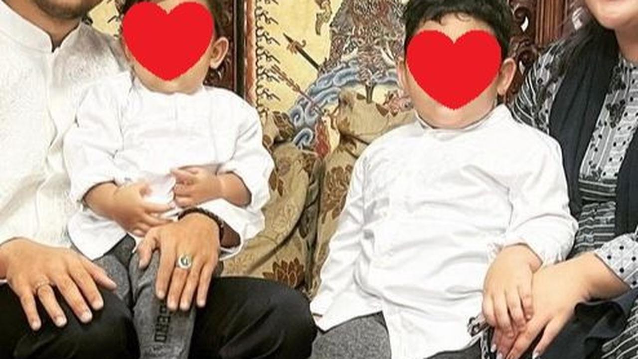 Kini, wanita kelahiran tahun 1993 itu sudah dikaruniai dua anak laki-laki yang menggemaskan.