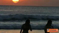 Citizen6, Bali: Para wisatawan bermain di tepi pantai usai menyaksikan sunset. (Pengirim: Erman Subekti)